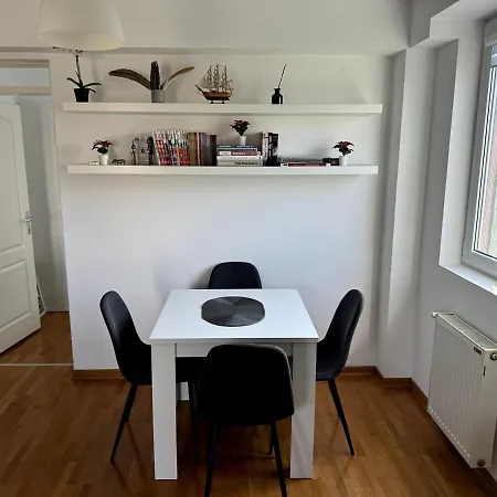 Lovely Modern 1-bedroom With Balcony *