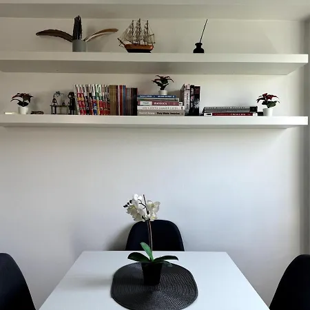 Lovely Modern 1-bedroom With Balcony