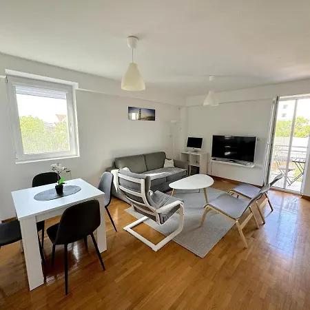 Lovely Modern 1-bedroom With Balcony Lägenhet