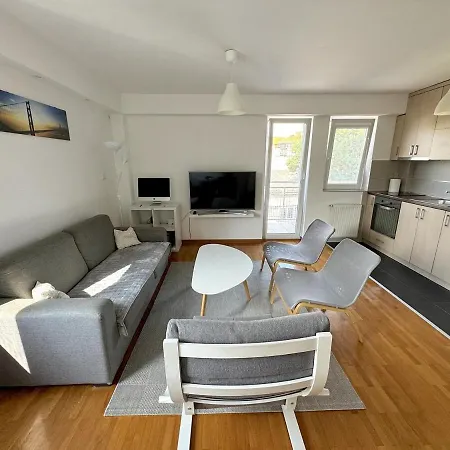 Lovely Modern 1-bedroom With Balcony *