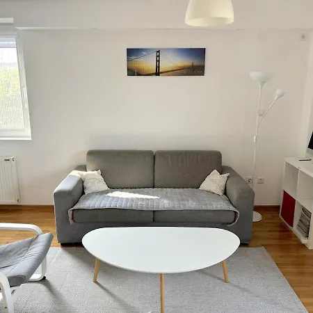 Lovely Modern 1-bedroom With Balcony Lägenhet