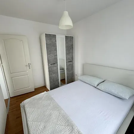 Lägenhet Lovely Modern 1-bedroom With Balcony