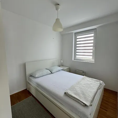 Lovely Modern 1-bedroom With Balcony *