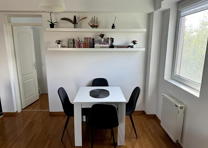 Lovely Modern 1-bedroom With Balcony *