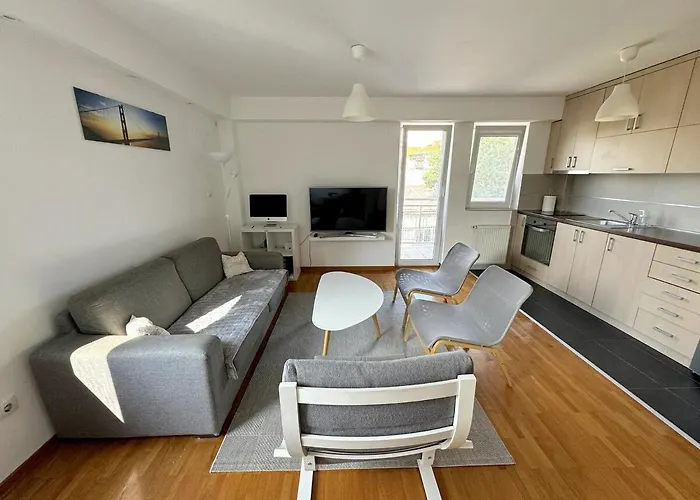 Lovely Modern 1-bedroom With Balcony *