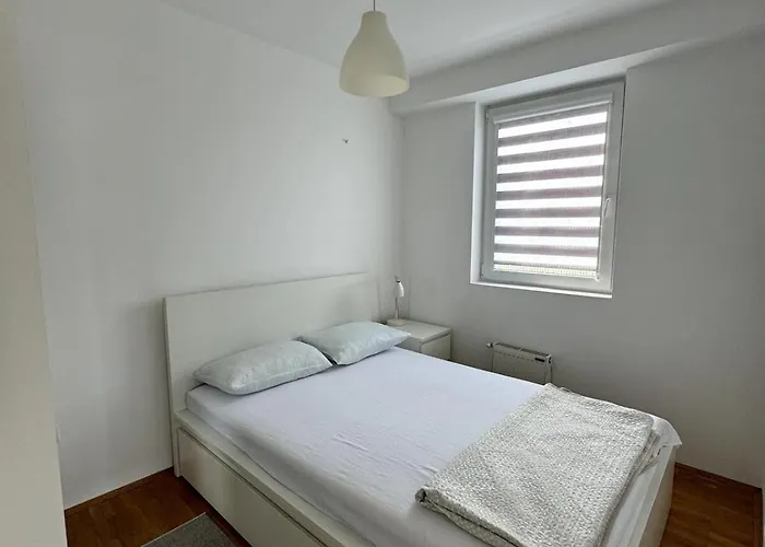 Lovely Modern 1-bedroom With Balcony *