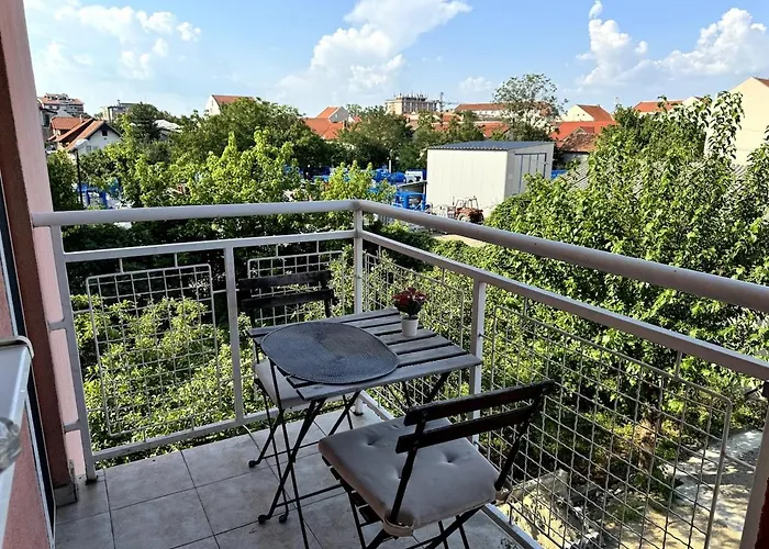Lovely Modern 1-bedroom With Balcony Apartament *